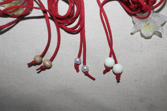 'Camurça' Vermelha com Orquídea Dendrobium Branca