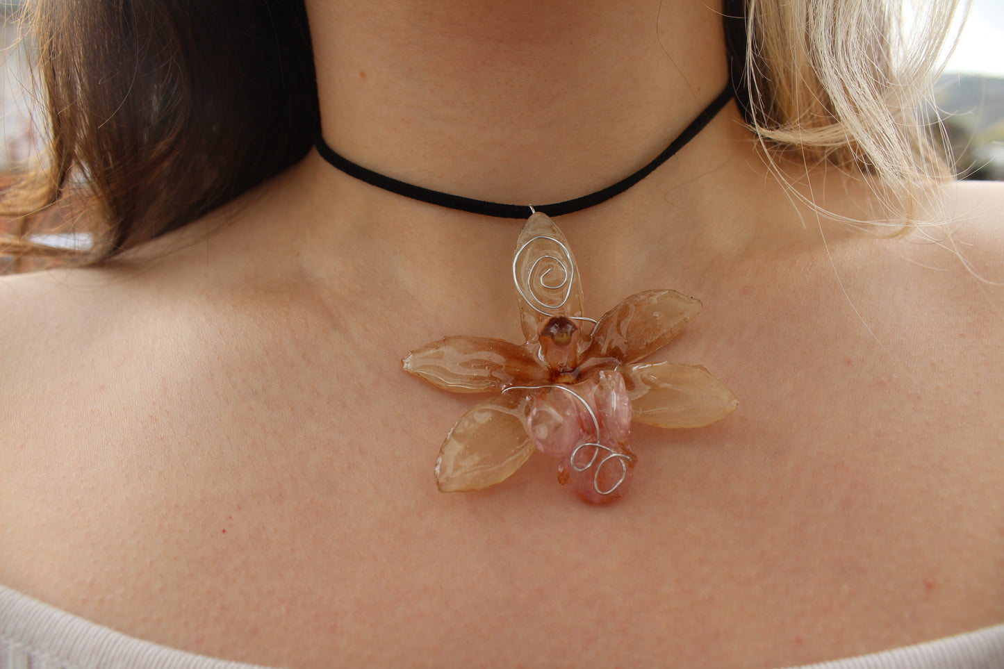 'Camurça' preta com Orquídea Cymbidium rosa e branca