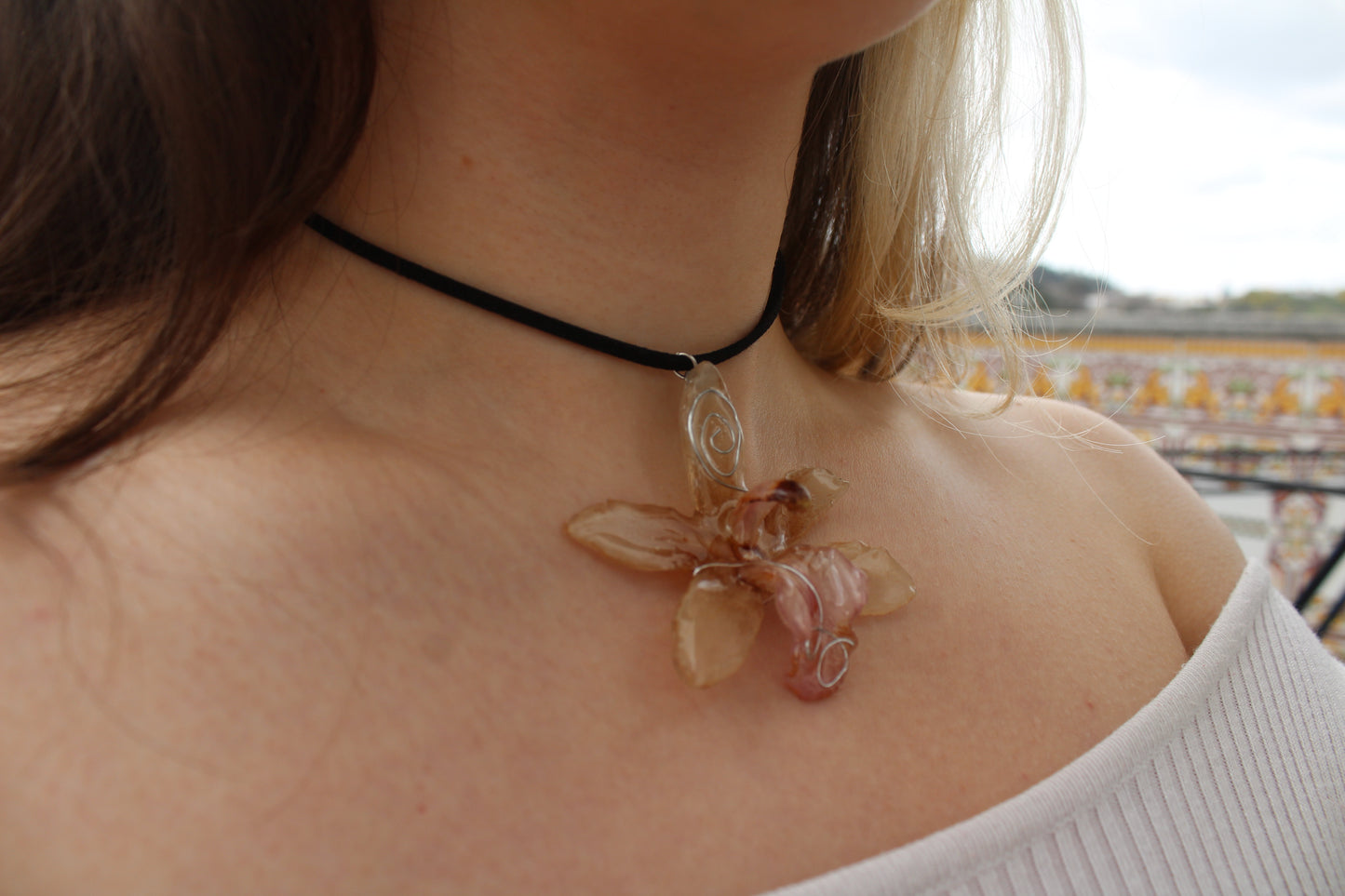 'Camurça' preta com Orquídea Cymbidium rosa e branca