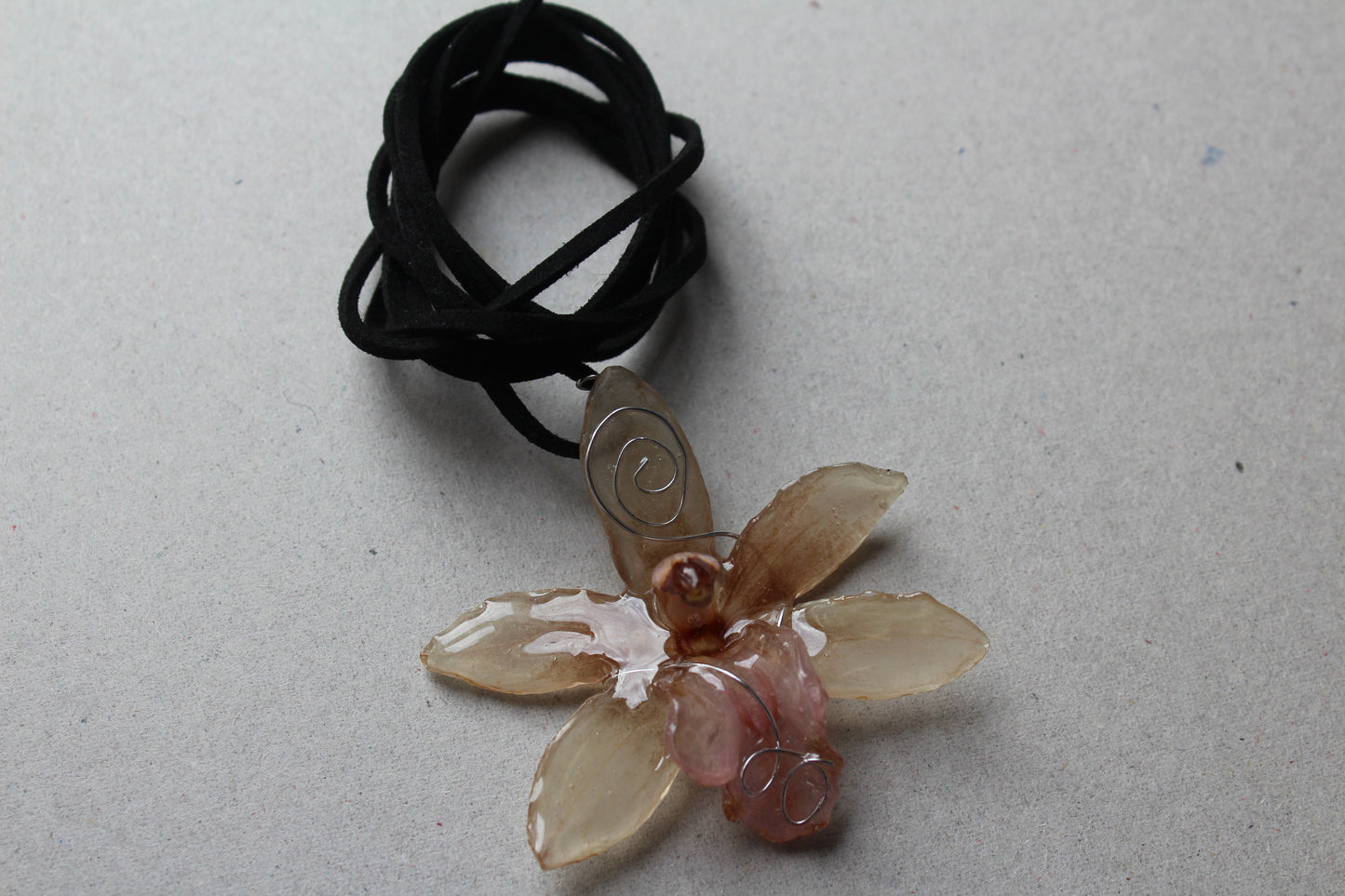 'Camurça' preta com Orquídea Cymbidium rosa e branca