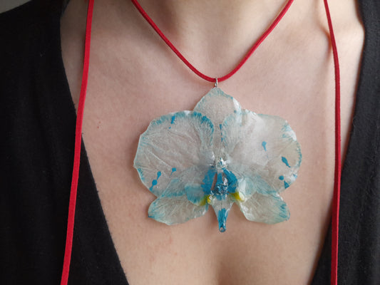 'Camurça' Vermelha com Orquídea Azul