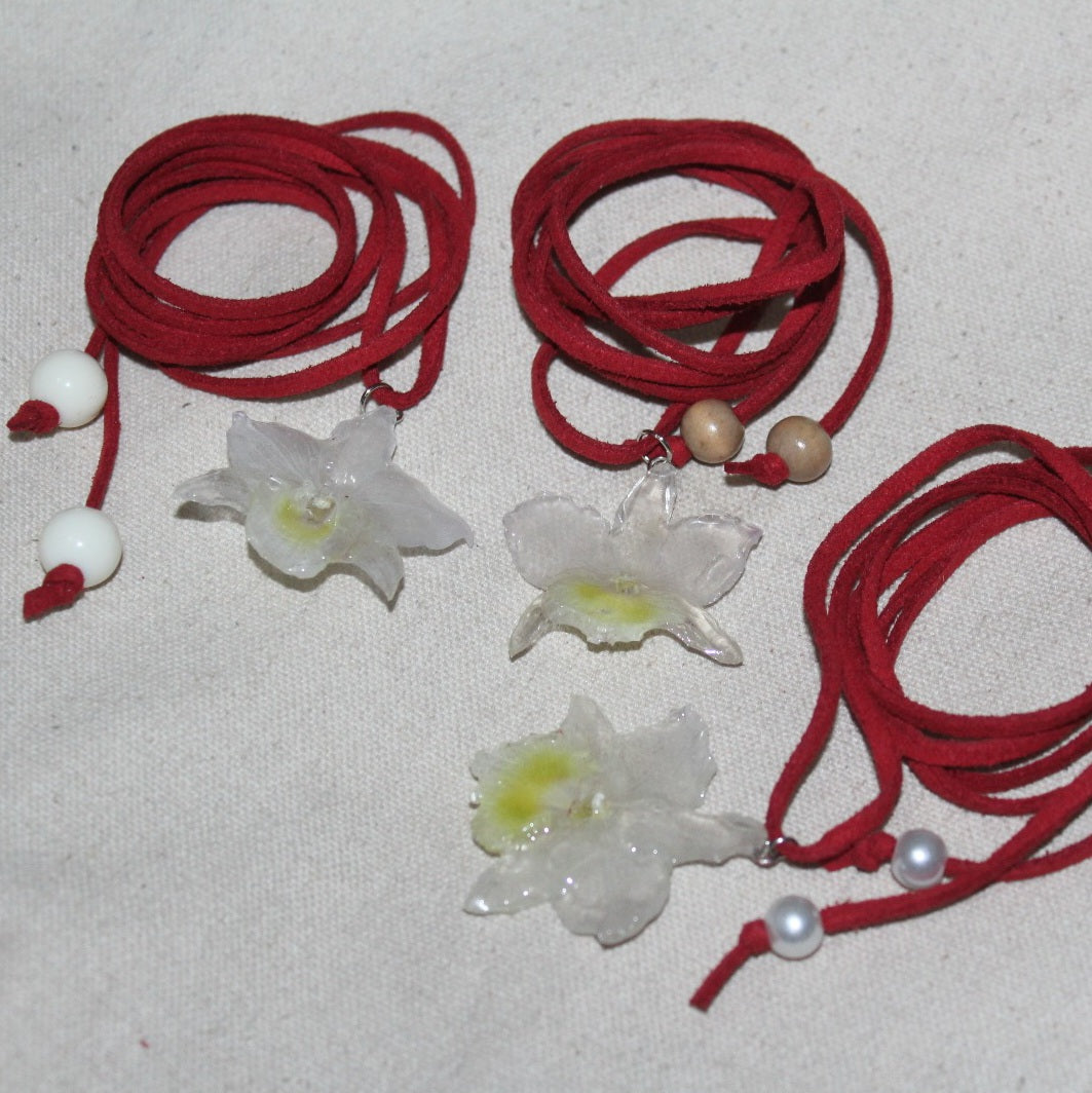 'Camurça' Vermelha com Orquídea Dendrobium Branca