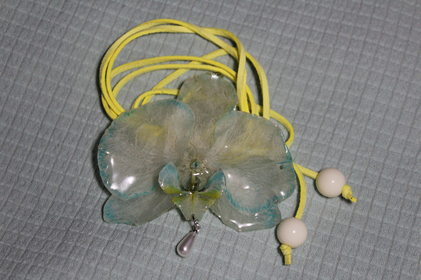 'Camurça' Amarela com Orquídea Azul