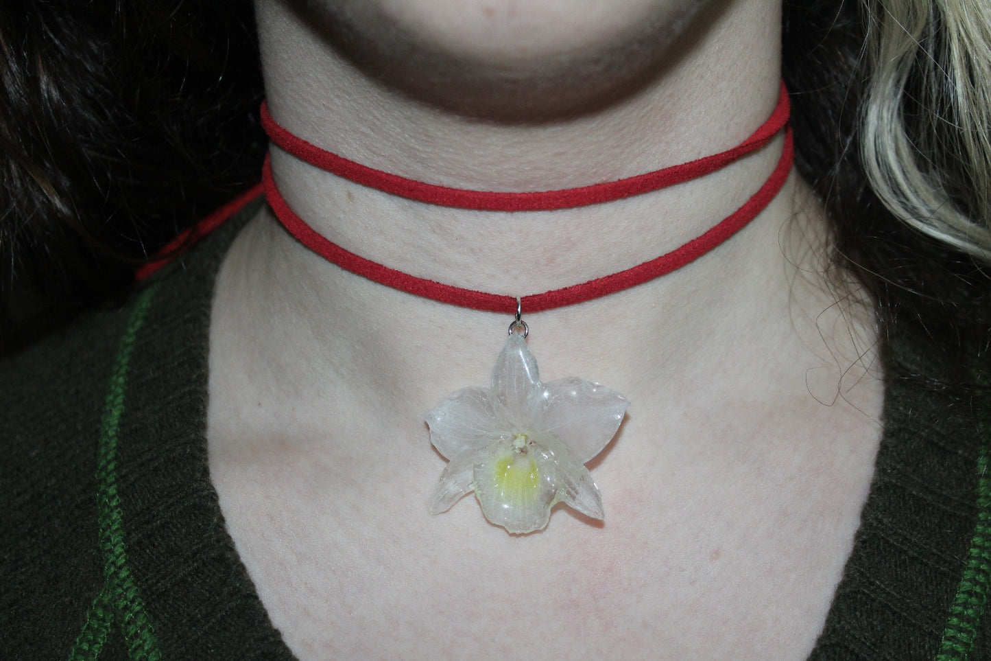 'Camurça' Vermelha com Orquídea Dendrobium Branca