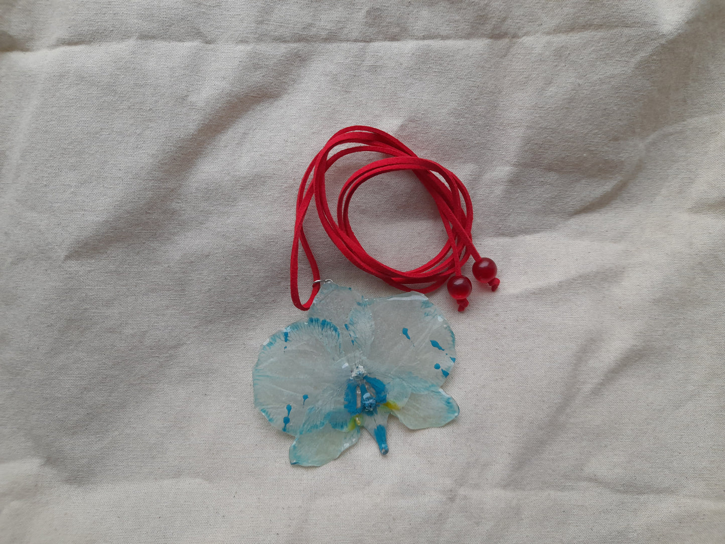 'Camurça' Vermelha com Orquídea Azul