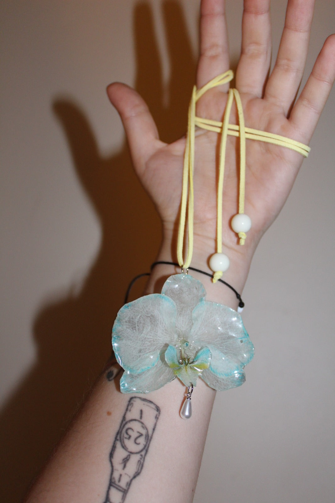 'Camurça' Amarela com Orquídea Azul